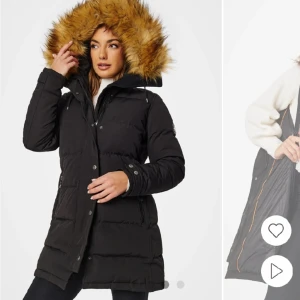 Hollies - Subway - Dunparkas i en lite längre modell från Hollies.  -Dragkedja fram  - Fickor med dragkedja - Skön mudd vid ärmsluten  - Stor, avtagbar krage i fuskpäls - En innerficka.  - använd en säsong 