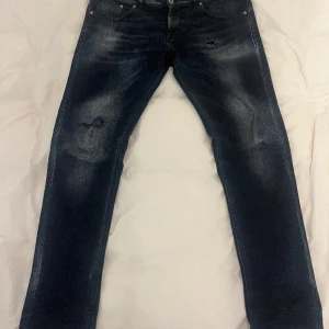 Dondup jeans - Ett par riktigt feta jeans från märket dondup, modellen heter ritchie och dom sitter så som ett par jeans ska sitta. St 35 passar även 34 så är du en grabb runt 1.87 med inte alldeles för breda ben så kommer dom sitta perfekt nypris runt 2000kr fint skick