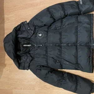 Vinterjacka - Vinter jacka från Lorenzo Veratti Storlek M Riktigt varm och skön vinterjacka perfekt för den kalla svenska vintern❄️, knappt använd, 10/10 skick. Pris inte hugget i sten, kan sänkas vid snabb affär! 