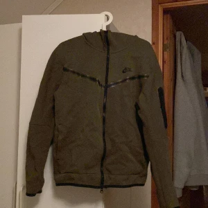 Nike tech - Säljer min gröna nike tech i fint skick Storlek L