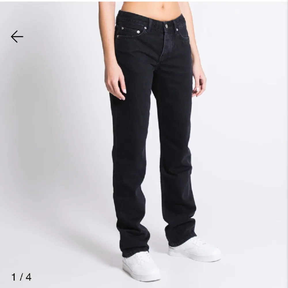 Säljer ett par jeans från Lager 157, byxorna är i modellen Icon och de är väldigt lågmidjade. Inga defekter. Nypris 400  Kan skicka egna bilder. Jeans & Byxor.