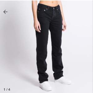 Säljer ett par jeans från Lager 157, byxorna är i modellen Icon och de är väldigt lågmidjade. Inga defekter. Nypris 400  Kan skicka egna bilder