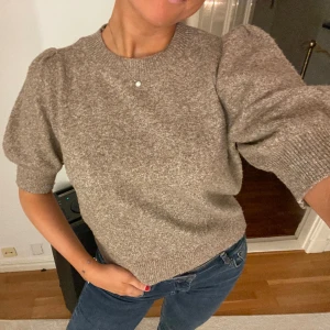 Stickad t shirt  - Säljer denna stickade t shirt från vero Moda i storlek S💕 180+frakt 