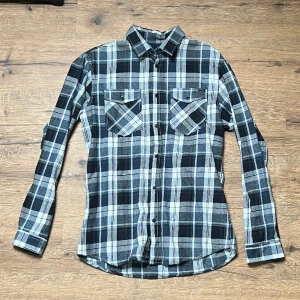 Skjorta från jack & jones  - Oanvänd skjorta från jack & jones.