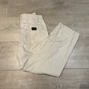 Relaxed fit jeans - Säljer dessa vita jeans i bra kvalite  Priset kan diskuteras