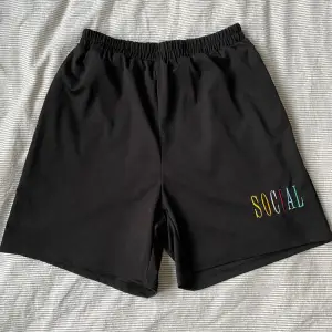 Jätte sköna ganska långa shorts! Dom är i ett tröningsmaterial och passar perfekt en varm sommardag! Dom kommer från shein men är i ett förvånansvärt bra skick!