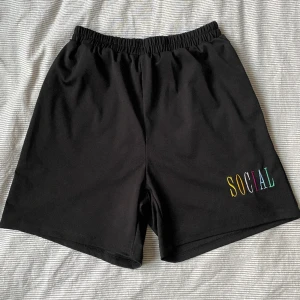Svarta shorts - Jätte sköna ganska långa shorts! Dom är i ett tröningsmaterial och passar perfekt en varm sommardag! Dom kommer från shein men är i ett förvånansvärt bra skick!