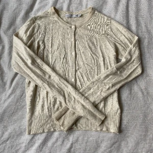 Kofta från Lager 157 - En jättefin beige kofta från lager 157! Knappt använd och nästan helt ny! Säljer då jag inte fått användning av den!