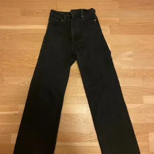 Jeans monki - Jeans från monki. Skitsnygg passform. Säljs då de är för små. Använda men vi nya fläckar eller hål. Modell tall. Sitter bra på mig som är 1,72cm.