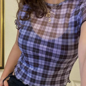 lila mesh topp - lila och svart rutig mesh topp från h&m i storlek S. Väl använd och i bra skick. 