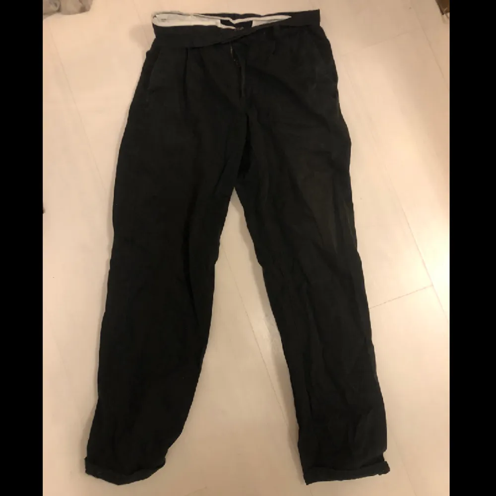 Lågmidjade loosefit kostymbyxor i marinblått med vit kant.Sorry för dåliga bilder. Byxorna är köpta secondhand, de är inte slitna någonstans förutom lite ljusare på låren som det brukar bli. Dom är fett dope men jag orkar inte styla dom så de bara ligger😅. Farkut & Housut.