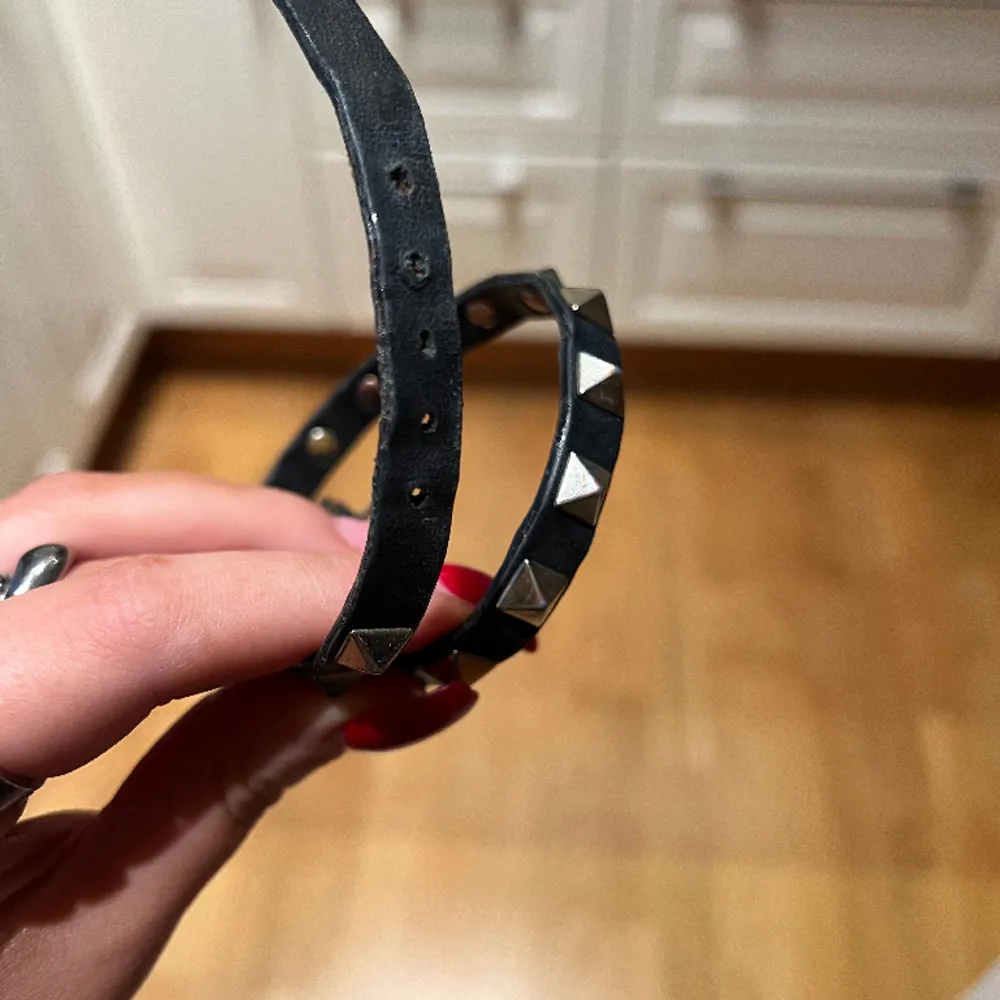 Rockstud double-strap leather bracelet. Box ingår inte💕nypris runt 3600kr säljer för 1000kr men 800kr vid snabb affär. Accessoarer.