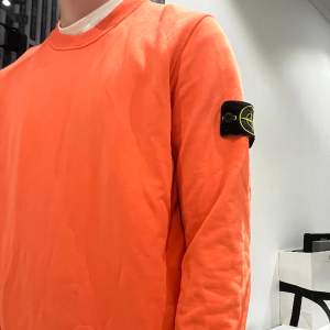 En orange stone island tröja. Använd fåtal gånger. Mycket bra skick. Kvitto o tags finns. Nypris 2000kr. Vid frågor ”kontakta”
