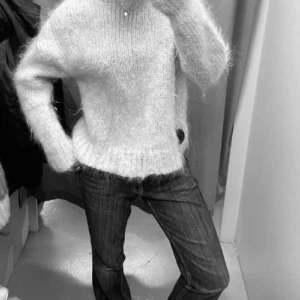 Lågmidjade bootcut - Säljer super fina lågmidjade bootcut från 7 for all mankind❤️ nypris ca 2500 säljer för 650❤️Innebenslängd är 81 och midjemått ungefär 42 rakt över❤️