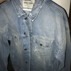Jeans jacket från jack&jones  Aldrig använts någonsin på 6 månader  Super fräsch och fin färg med snygga slitningar 