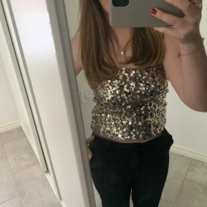Paljett topp - Säljer denna paljett toppen som är perfekt nu till nyår. Är en kjol egentligen så går att ha som båda. Använd 1 gång🤩