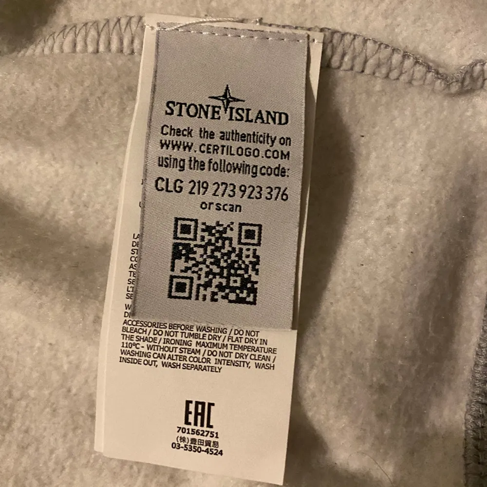 Säljer nu min stone island hoodie för att den inte används längre. Tröjan har tagits bra hand om. Inga hål eller defekter. Självklart äkta . Hoodies.
