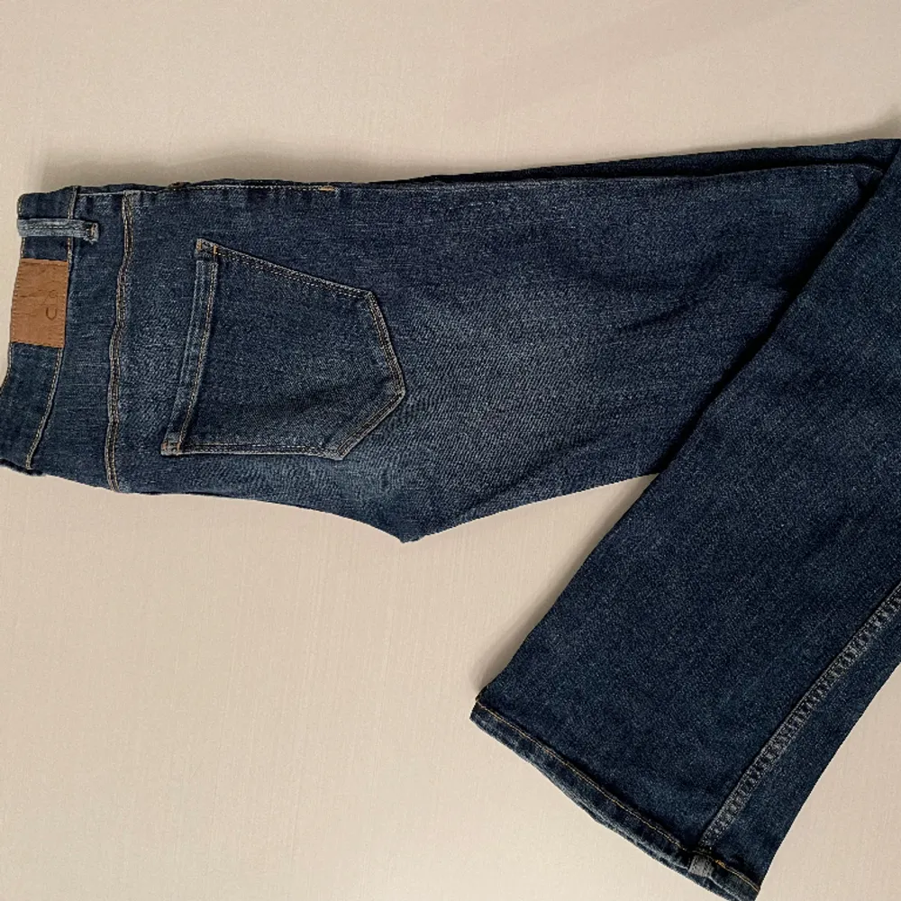 Mörkblå bootcut i bra skick från Lindex . Jeans & Byxor.