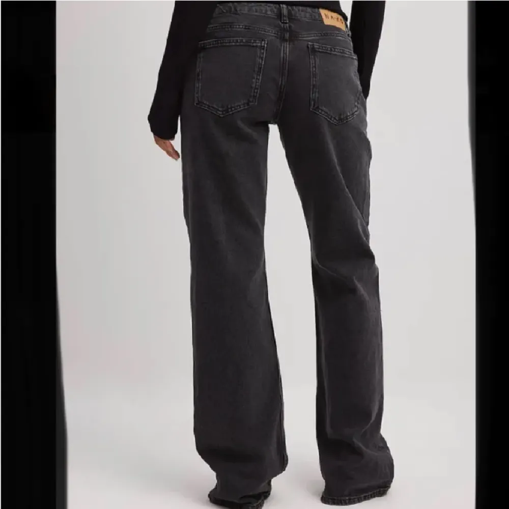 jättefina low waist jeans från NAKD helt oöppnade och säljer pga för små . Jeans & Byxor.