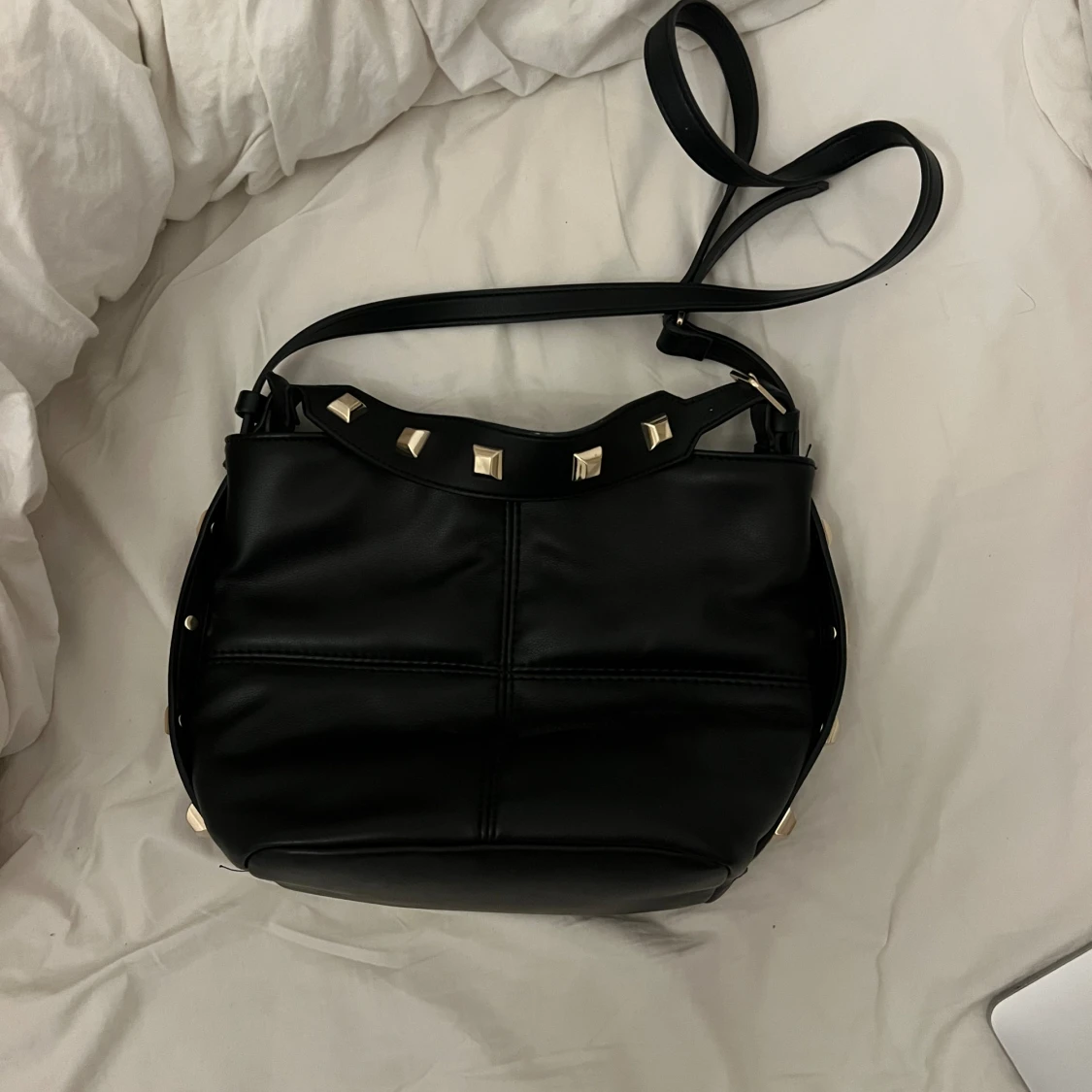 Väska med nitar - 90