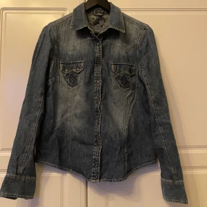 Jeansskjorta  - Jeansskjorta från Crocker  Storlek L Liten i storlek 