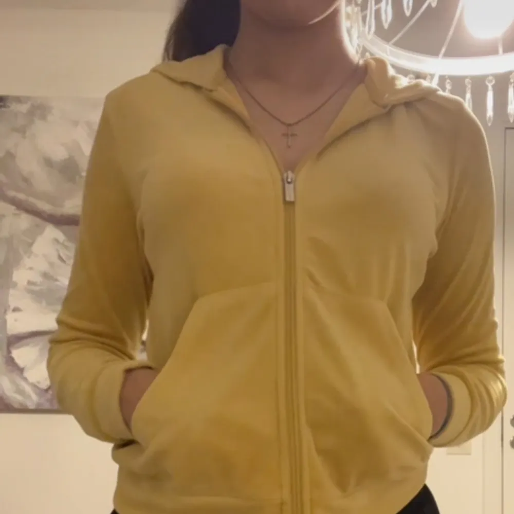 En jätte skön gul tröja från Gina tricot som också passar bra med jeans👖😍. Hoodies.