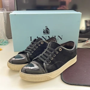Lanvin - Tjena säljer ett par lanvins med glans i bra skick! Toeboxen är lite cresad på vänstra skon men annars inget annat! STEAL. Box ingår inte!