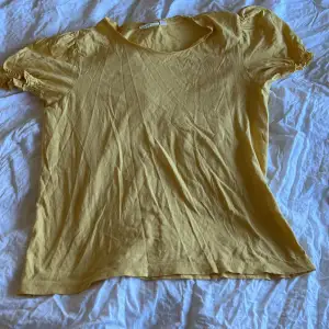 Säljer denna T-shirt med puff på axlarna då den knappt kommit till användning!💓