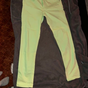 Helt nya jeans ”neon” - *Helt nya, enbart provade *Specialfärgats med Neon *Mjukt och härligt material *Strl 42