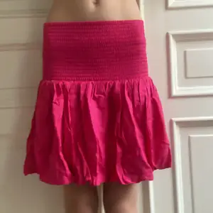 Rosa kjol från Lindex. Köpte begagnad och nästan aldrig använd ❤️