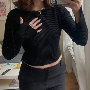 Tröja - Jätte fin tröja från HM använd endast 2 gånger. Har jätte fina långa armar med slit💘