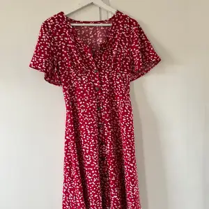 Röd lite längre klänning i storlek 38 men passar även s 