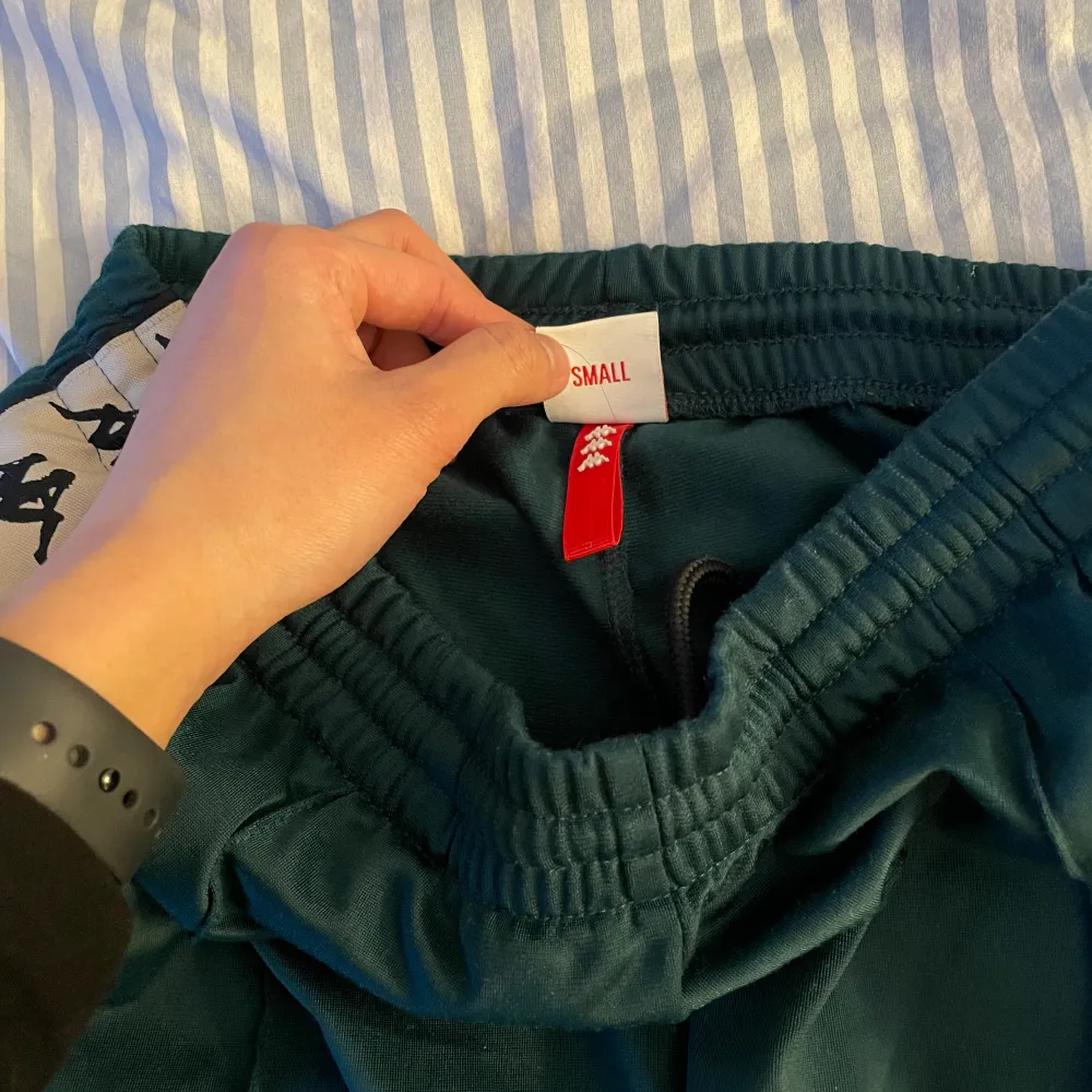 Kappa byxor i strl S (Unisex), mörkgröna och är i gott skick. . Jeans & Byxor.