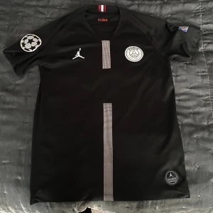 PSG T-shirt  - Psg T-shirt perfekt för varmare väder med stilrent skick⚠️