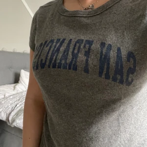 Tröja med tryck - Säljer denna tröja från Brandy Melville då den inte används längre. Använd ca 3 gånger och är i nyskick. Tröjan är i one size men motsvarar ungefär XS-S i storleken. Vet ej om den säljs längre. Kontakta mig om du är intresserad💗💗