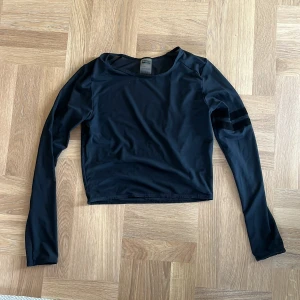 Träningstopp Stronger - Långärmad i mesh. Sammetsdetalj på armen. Lite kortare design. Sparsamt använd 🖤