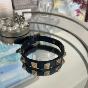  Valentino armband  - Säljer mitt marinblå valentino armband! 