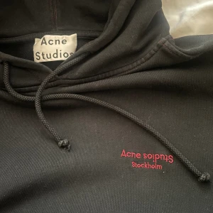 Acne hoodie - Väldigt oversized passar S/M. Tjejmodell men passar killar också. Ge prisförslag👇🏼