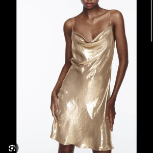 Klänning - Guldig klänning som aldrig kommit till användning, pris lapp fof kvar. Storlek xs men passar mig som är S