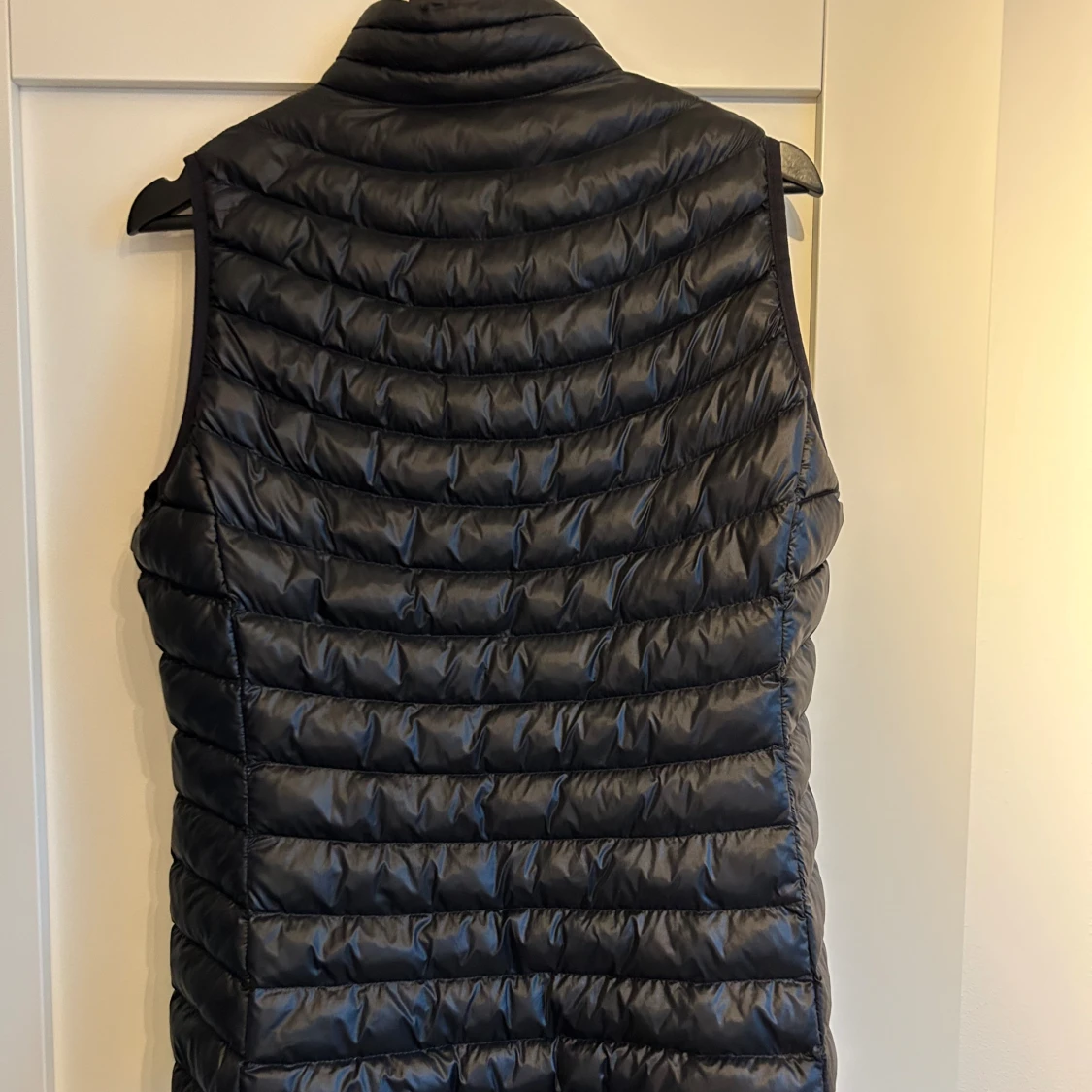 Svart dunväst - 90