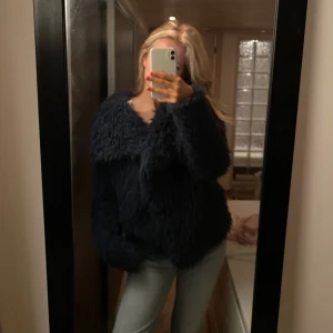 Pälsjacka - Så snygg marinblå pälsjacka, i toppen skick!!😌💋