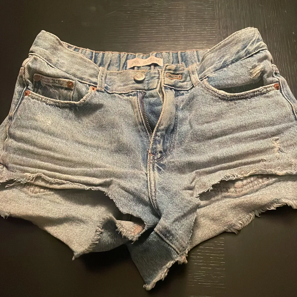 Assnygga jeansshorts från zara som är lågmidjade💕Har bara andvänt några gånger men är perfekta till sommaren! Köpta för 329 kr. Shorts.