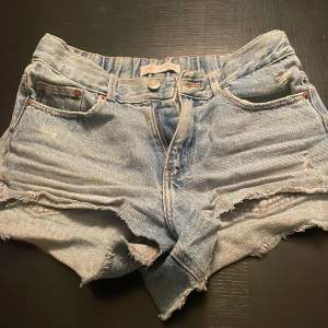 Assnygga jeansshorts från zara som är lågmidjade💕Har bara andvänt några gånger men är perfekta till sommaren! Köpta för 329 kr