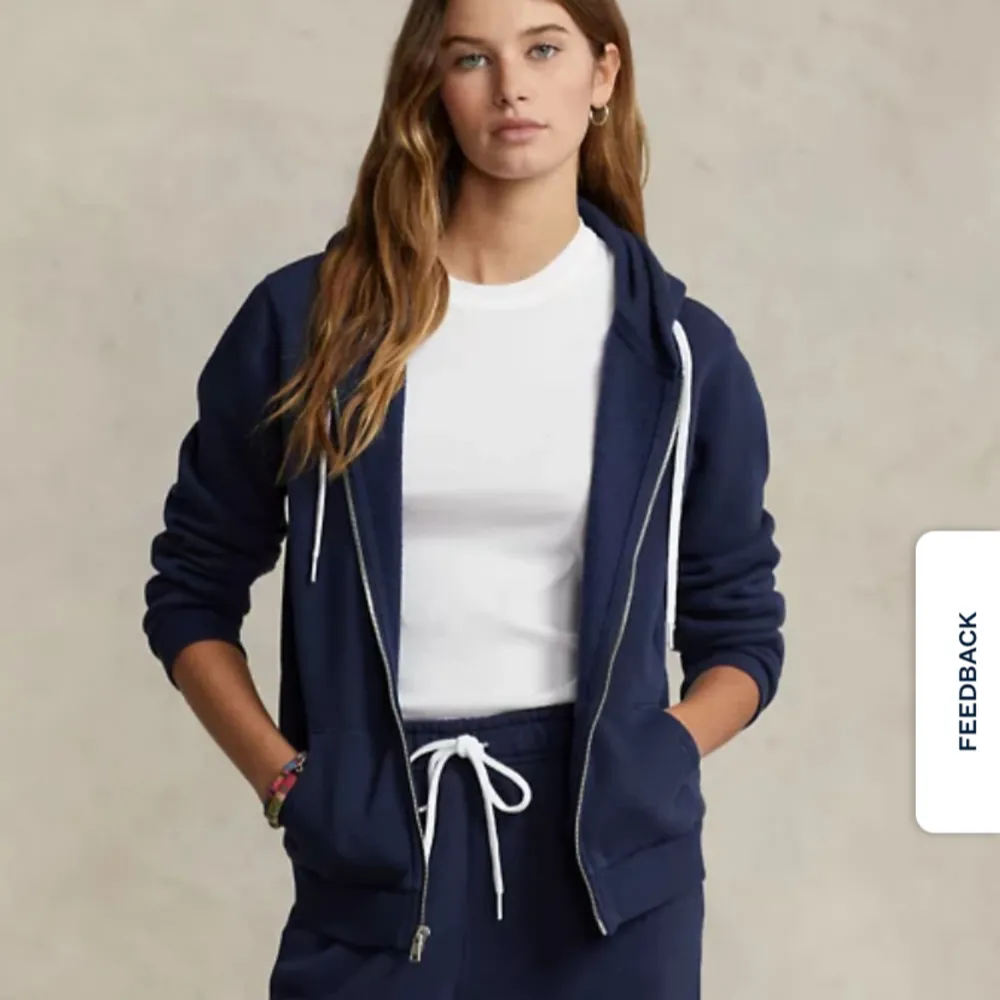 En jätte fin zip up hoodie från Ralph lauren💗 säljs då den inte har använts mycket, så den är i väldigt bra skick! Original pris 2095kr💗. Hoodies.