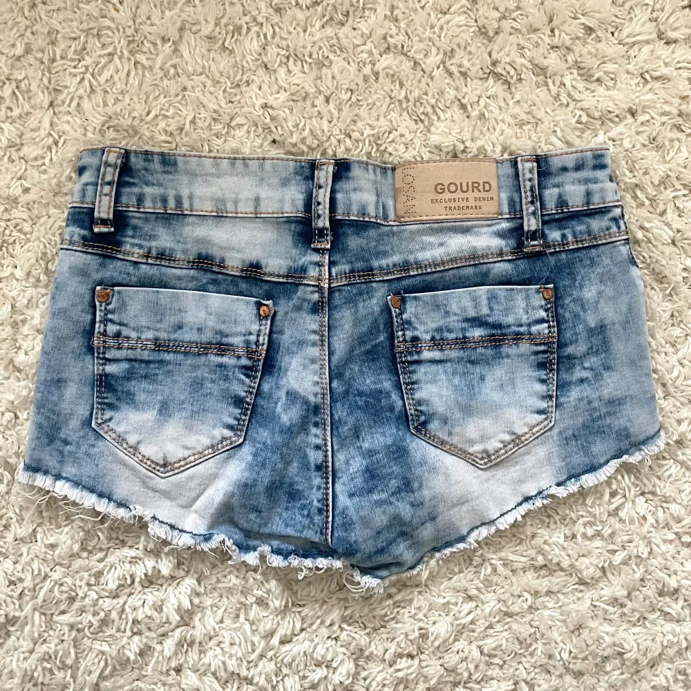 Så snygga jeansshorts som är väldigt mjuka och stretchiga! Står storlek 29 men jag bär xs-s o de passar perfa - midjemått 37 cm tvärsöver men stretchiga så passar större 🩷🩷. Shorts.