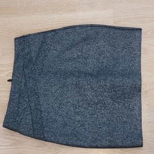 kjol - glittrig svart kjol med dragkedja hela vägen samt detalj längst upp