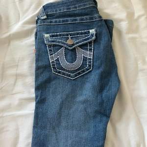 Jättefina true religon jeans som är köpta secondhand men tyvärr för korta för mig som är 171 cm lång. Mått: innerbenslängden: 70cm Midjan mitt över: 41 cm