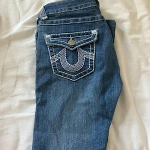 True religon jeans - Jättefina true religon jeans som är köpta secondhand men tyvärr för korta för mig som är 171 cm lång. Mått: innerbenslängden: 70cm Midjan mitt över: 41 cm