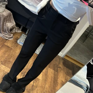 Kostymbyxor  - Säljer dessa kostymbyxor från Vero Moda, jättefint skick men är för stora på mig!🩷