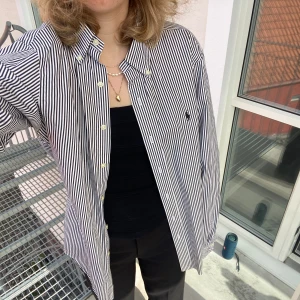 Ralph Lauren Skjorta - Hör av dig om du har några frågor! Säljer ut hela garderoben så kolla gärna igenom min profil så kan jag samfrakta, evt ge rabatt!
